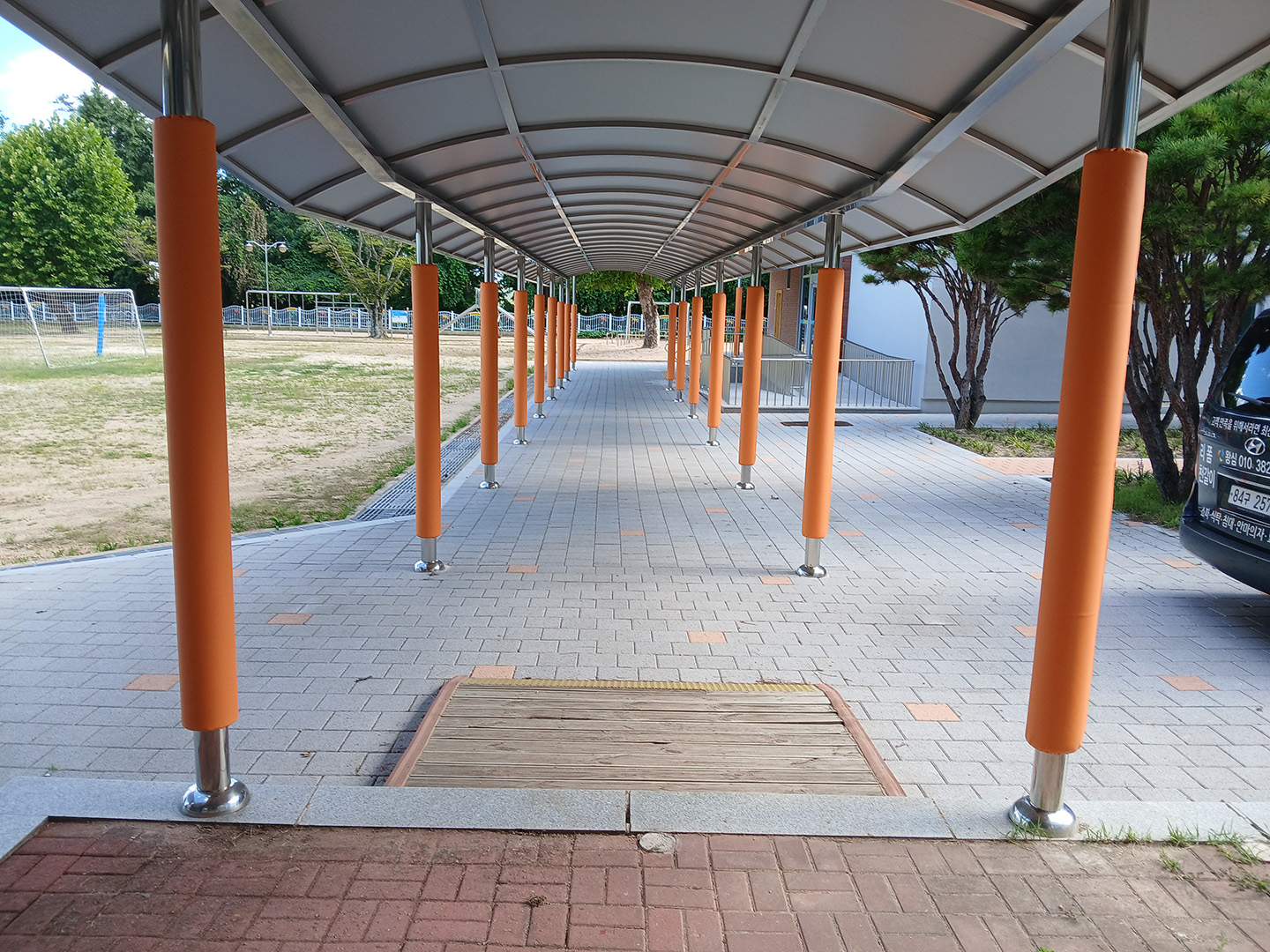 오렌지 기둥 보행로