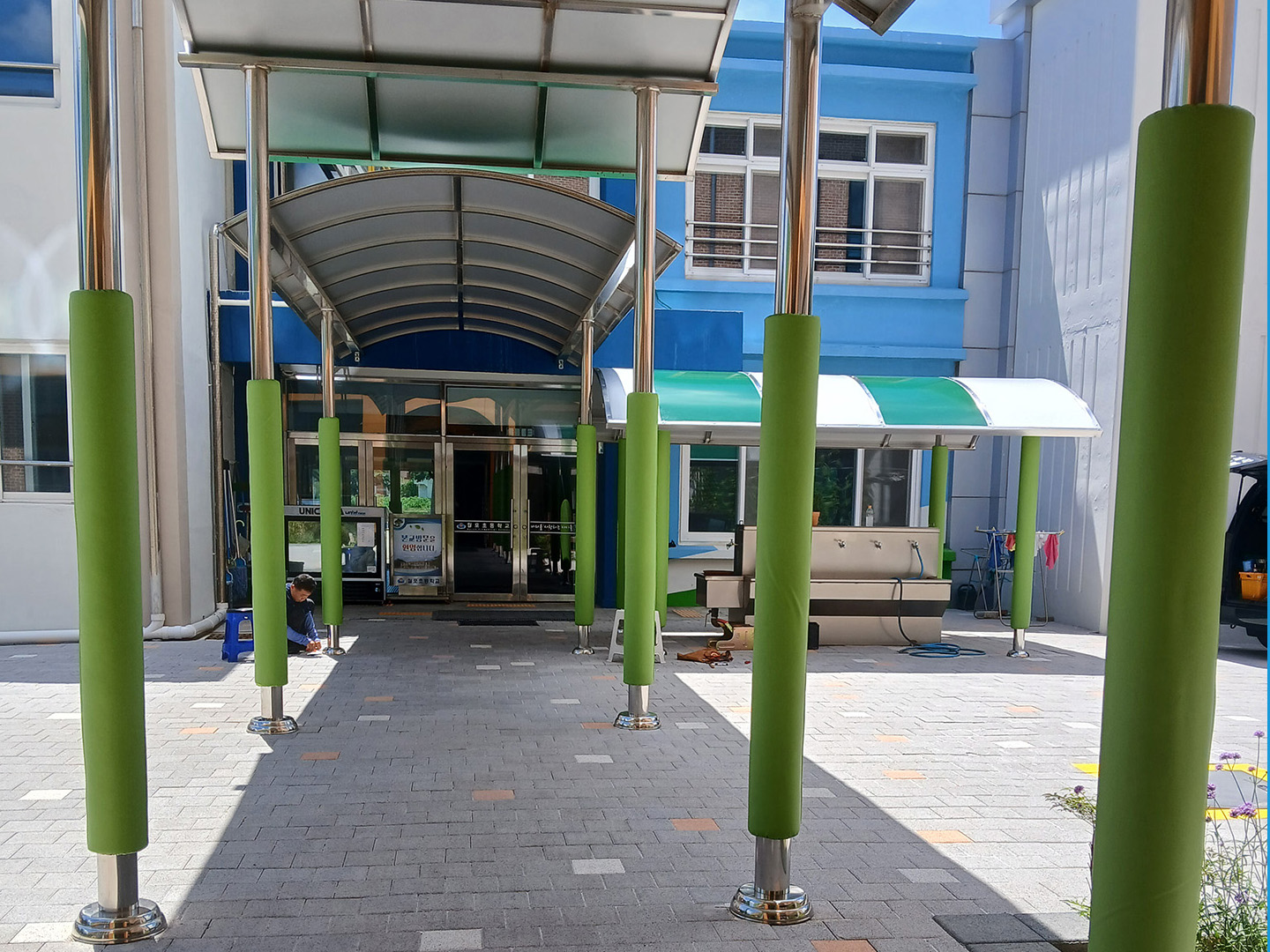 연두색 기둥 보행로